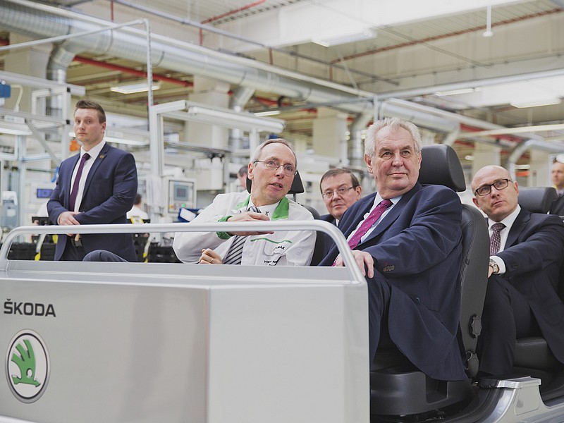 Prezident Zeman navštívil závod Škoda Auto ve Vrchlabí